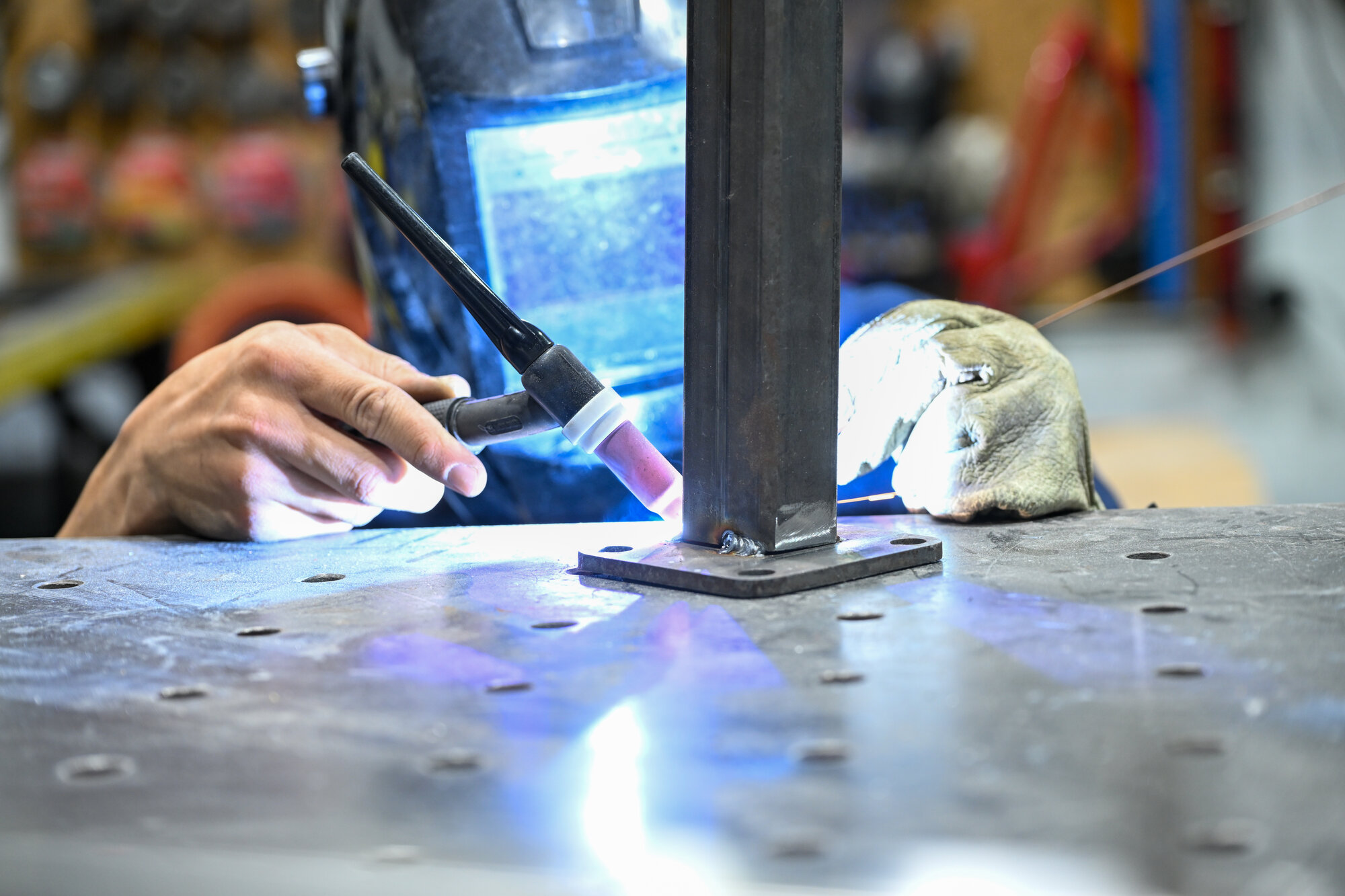 Soldadura TIG de precisión en el taller de Thor Metal Art