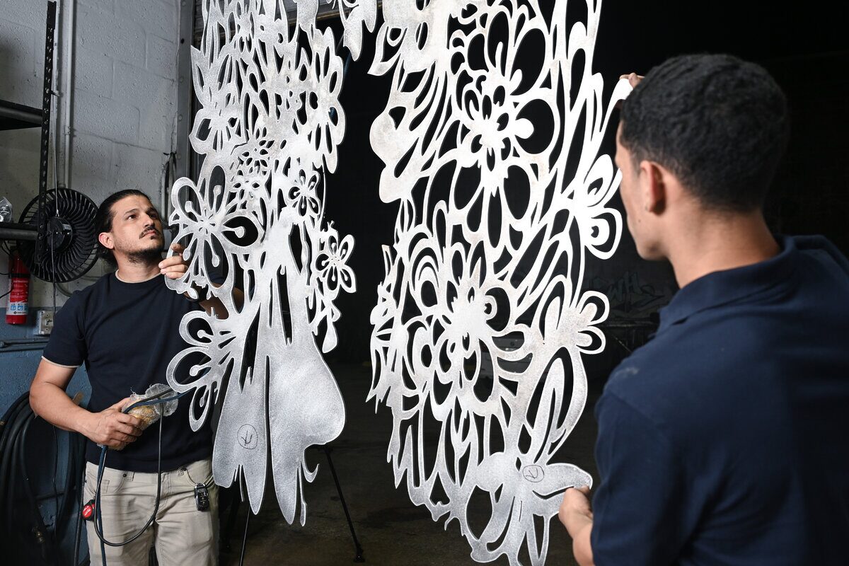 Karel Frometa en su taller de fabricación de metal en Miami